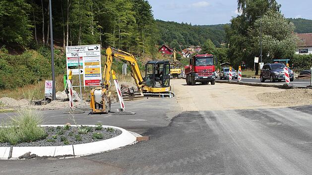 Bis Ende August sind die Asphaltierungsarbeiten in der n&ouml;rdlichen Kissinger Stra&szlig;e in Richtung R&ouml;mershag beendet.  Bild: Julia Raab