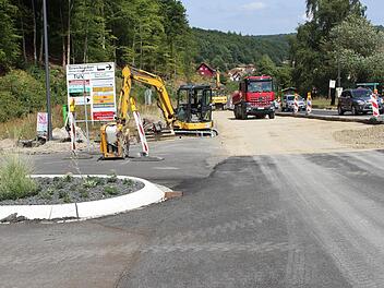 Bis Ende August sind die Asphaltierungsarbeiten in der nördlichen Kissinger Straße in Richtung Römershag beendet.  Bild: Julia Raab