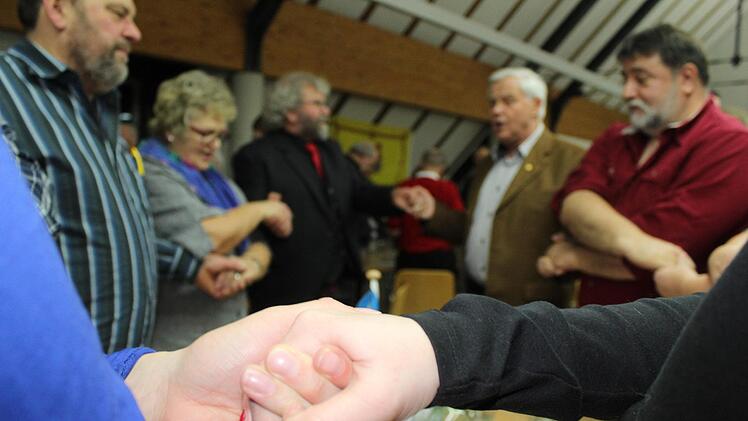 Ein Bild mit Symbolkraft zum Ausklang eines jeden Burns Supper. Es wird gesungen und sich bei den Händen genommen.Markus Häggberg