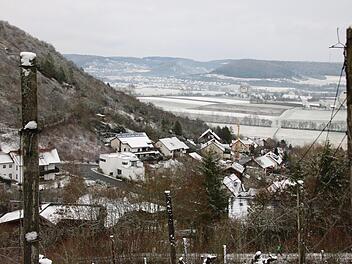 Selbst im 1975 ausgewiesenen Baugebiet "Am Rod" in Hammelburg gibt es bis heute noch Baulücken. Eine davon wird gerade bebaut, aber an die meisten kommt die Stadt nicht heran. Fotos: Ralf Ruppert