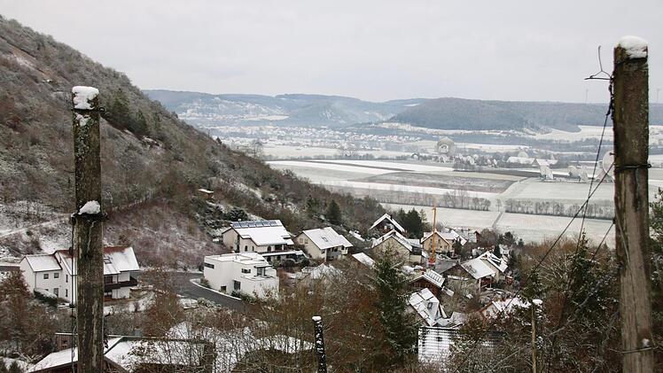 Selbst im 1975 ausgewiesenen Baugebiet "Am Rod" in Hammelburg gibt es bis heute noch Baulücken. Eine davon wird gerade bebaut, aber an die meisten kommt die Stadt nicht heran. Fotos: Ralf Ruppert