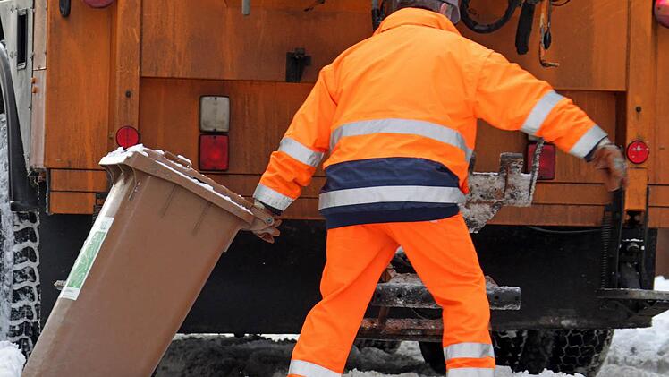 Das neue Konzept für die Abfallwirtschaft stieß im zuständigen Ausschuss auf ein positives Echo. Nun müssen sich die Bürger in einer Umfrage über das für sie beste Abfuhrschema klar werden. Foto: Jan Woitas/dpa
