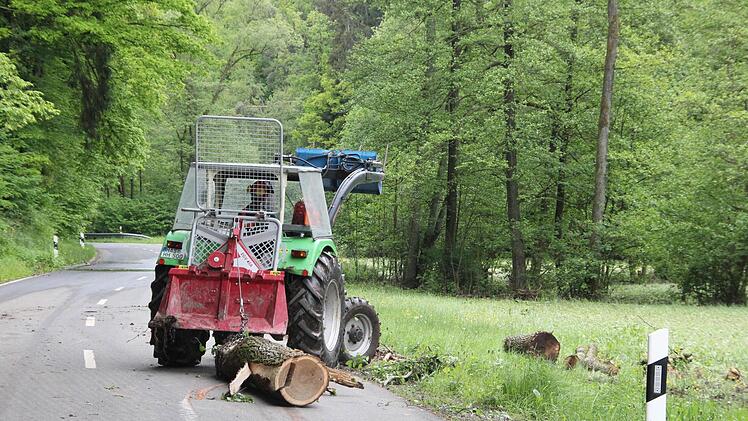 Die Aufräumarbeiten an der Paßmühle gingen am Dienstag nach Pfingsten weiter.