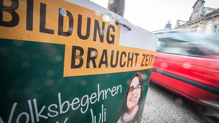 Schilder weisen an den Straßen auf das Anliegen der Freien Wähler hin.