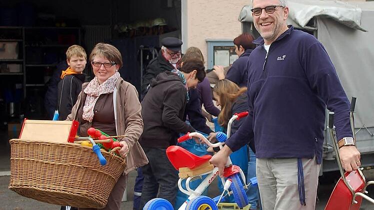 Elvira und Günter Engelhardt brachten gut erhaltene Spielsachen