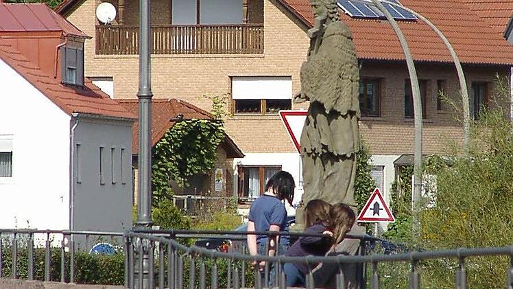 Brücke mit Nepomuk  Foto: Doris Bauer