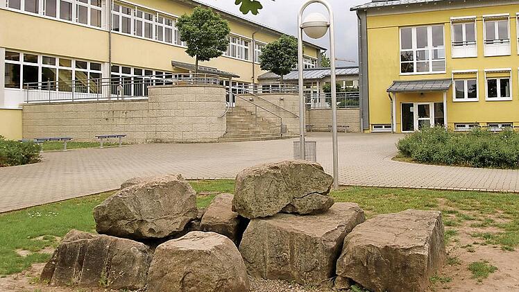 Symbolisch liegen auf dem Pausehof die Steine des Anstoßes zwischen der Sitzgemeinde Ebelsbach und den umliegenden Gemeinden Gemeinden Breitbrunn, Kirchlauter und Stettfeld. Die drei Nachbarn möchten auch ihren Teil vom möglichen Grundstücksverkauf.