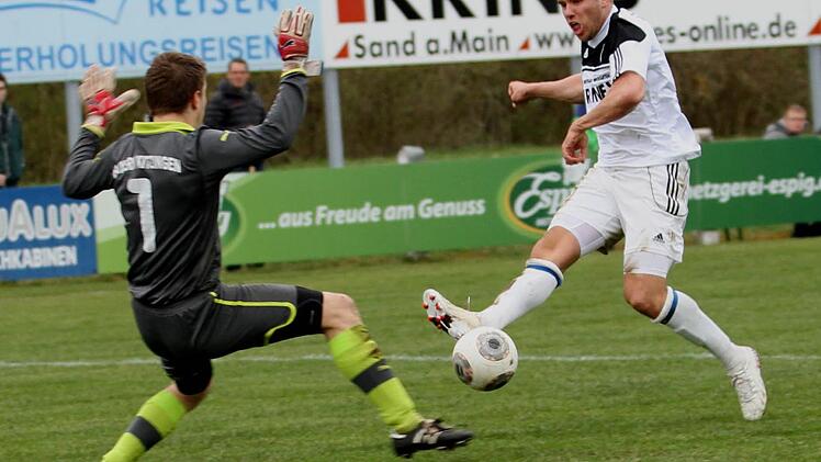 Der Sander Kapitän Thorsten Schlereth (rechts) und seine Mannschaft stehen in Eltersdorf vor einer hohen Hürde.