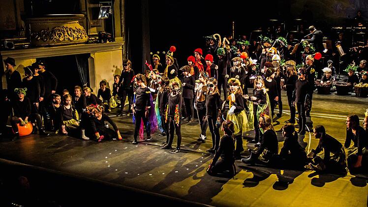 Schüler aus Neustadt und Coburg in dem Projekt "Compose Janácek" auf der Bühne: So wird das Landestheater zum unverzichtbaren Bildungsträger. Foto: Archiv/Jochen Berger