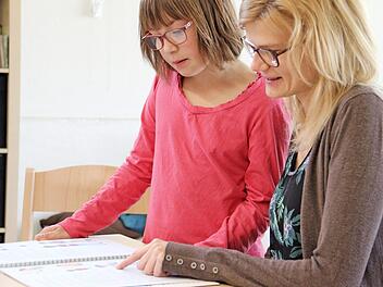 Melanie Höreth beim Lesen mit der neunjährigen Isabella aus Kulmbach. Beide sind sich einig: Anders sein ist ganz normal. Foto: Katharina Müller-Sanke