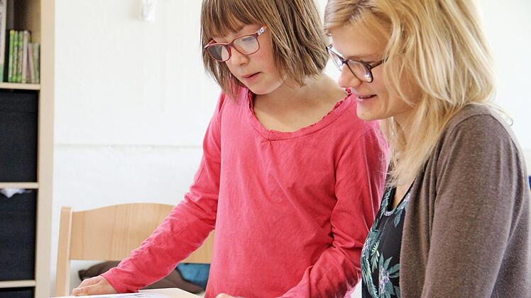 Melanie Höreth beim Lesen mit der neunjährigen Isabella aus Kulmbach. Beide sind sich einig: Anders sein ist ganz normal. Foto: Katharina Müller-Sanke