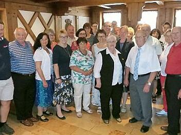Adelheid Bodenschlägel (vorne, Dritte von rechts), feierte ihren 80. Geburtstag. Unser Bild zeigt die Jubilarin mit Ehemann Hans (rechts daneben) und Pfarrerin Sigrun Wagner (dazwischen, zweite Reihe) im Kreise der Gratulanten. Foto: Klaus-Peter Wulf