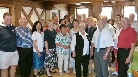Adelheid Bodenschlägel (vorne, Dritte von rechts), feierte ihren 80. Geburtstag. Unser Bild zeigt die Jubilarin mit Ehemann Hans (rechts daneben) und Pfarrerin Sigrun Wagner (dazwischen, zweite Reihe) im Kreise der Gratulanten. Foto: Klaus-Peter Wulf