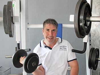 Beim Hanteltraining holt sich Thorsten J. Schmidtke die Fitness für seinen Beruf als Polizist und tankt Kraft für sein ehrenamtliches Engagement in der Politik.  Foto: Stephan Stöckel