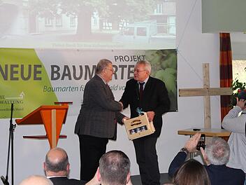 Behördenleiter Hans-Rüdiger Schmittnägel (r.) überreicht Olaf Schmidt ein Geschenk. Foto: Carmen Schwind