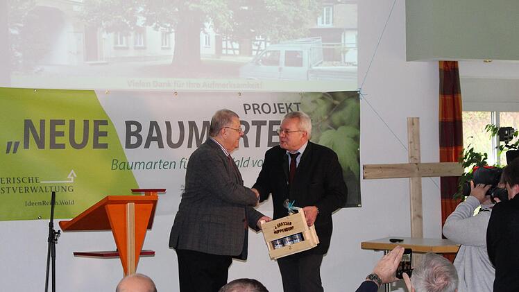 Behördenleiter Hans-Rüdiger Schmittnägel (r.) überreicht Olaf Schmidt ein Geschenk. Foto: Carmen Schwind