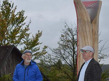 Helmut Droll (links) aus Euerdorf erläutert mit dem Vorsitzenden des Vereins "erLebenskunst", Bernhard Gößmann-Schmitt, sein Kunstwerk "die Cloud".Andreas Lomb