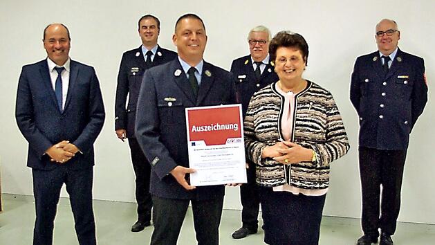 Oliver Schell und seine Mutter Barbara (vorne) wurden als Partner der Feuerwehr geehrt. Foto: privat