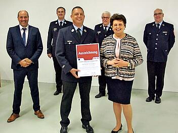 Oliver Schell und seine Mutter Barbara (vorne) wurden als Partner der Feuerwehr geehrt. Foto: privat