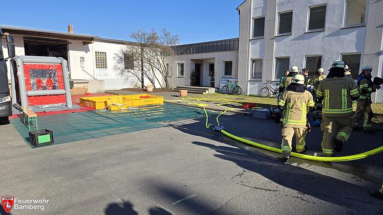 Gefahrgutzug der Feuerwehr Bamberg zu ABC-Einsatz alarmiert: Auslaufende Schwefelsäure