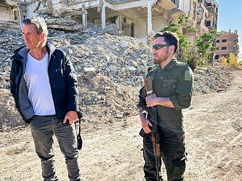 Markus Lanz (links) will herausfinden, warum Menschen aus ihrer Heimat fliehen. Gute Gründe findet er in Damaskus, Syrien. Dort herrschte zwölf Jahre lang Bürgerkrieg. Doch können und wollen Menschen von dort nun zurückkehren, da die Situation friedlicher geworden ist?