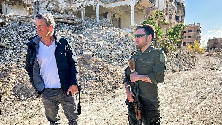 Markus Lanz (links) will herausfinden, warum Menschen aus ihrer Heimat fliehen. Gute Gründe findet er in Damaskus, Syrien. Dort herrschte zwölf Jahre lang Bürgerkrieg. Doch können und wollen Menschen von dort nun zurückkehren, da die Situation friedlicher geworden ist?