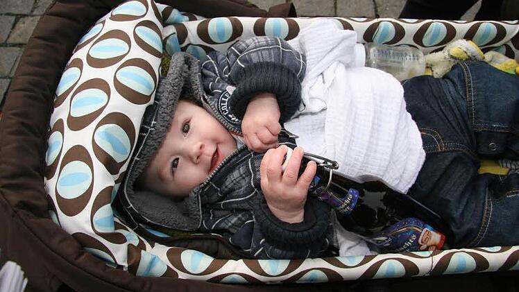 Erst fünf Monate alt, aber schon ein Weihnachtsbier im Kinderwagen: Klein-Aaron lacht und lässt sich gerne fotografieren. Es ist sein erster Heiliger Frühschoppen