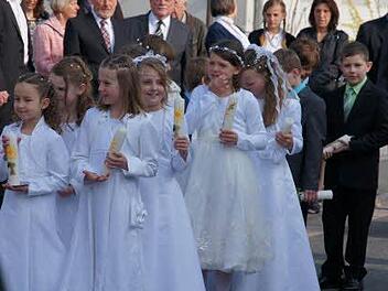 Die Kommunionkinder auf dem Weg zur Kirche Fotos: Heike Reinersmann