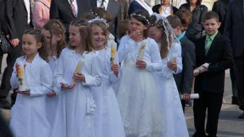 Die Kommunionkinder auf dem Weg zur Kirche Fotos: Heike Reinersmann
