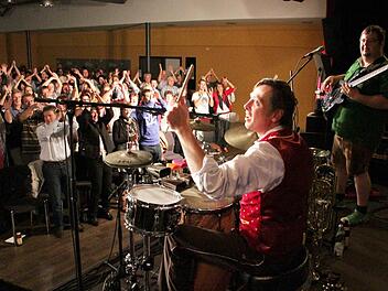 Die 300 Besucher in der Eggolsheimer Eggerbachhalle waren am Samstagabend aus dem Häuschen. Foto: Josef Hofbauer