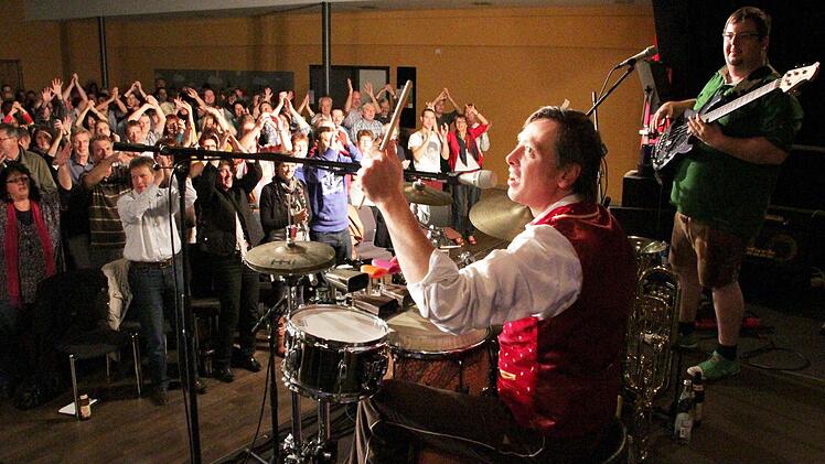 Die 300 Besucher in der Eggolsheimer Eggerbachhalle waren am Samstagabend aus dem Häuschen. Foto: Josef Hofbauer