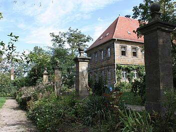 Die Sandsteinsäulen des ehemaligen Umfassungszaunes stehen noch gut. Der Zaun des Gartens soll erneuert werden. Fotos: LAG