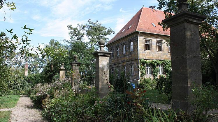 Die Sandsteinsäulen des ehemaligen Umfassungszaunes stehen noch gut. Der Zaun des Gartens soll erneuert werden. Fotos: LAG