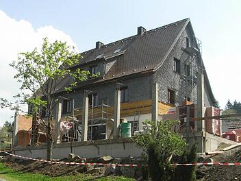 Kräftig gewerkelt wird derzeit am Würzburger Haus (Karl-Straub-Haus) am Farnsberg. Foto: Joachim Rübel