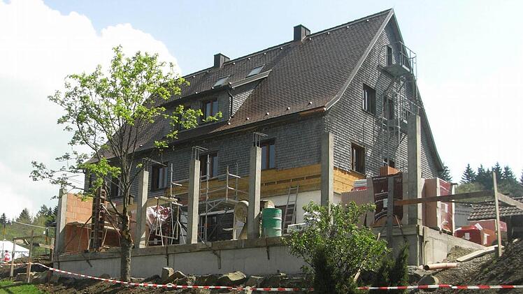 Kräftig gewerkelt wird derzeit am Würzburger Haus (Karl-Straub-Haus) am Farnsberg. Foto: Joachim Rübel