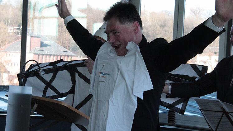 Eins der Abschiedsgeschenke für Götz-Ulrich Luttenberger: Ein T-Shirt mit der Aufschrift "Stromtrassen - ja gerne!"