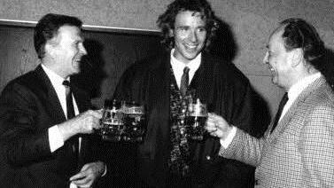 Nach Thomas Gottschalks "Wetten, dass ...?"-Premiere am 26. September 1987 in Hof: Kulmbachs damaliger OB Dr. Erich Stammberger (links) und Redakionsleiter Ottmar Schmidt von der Bayerischen Rundschau stoßen mit Thommy auf eine tolle Sendung an. Foto: privat