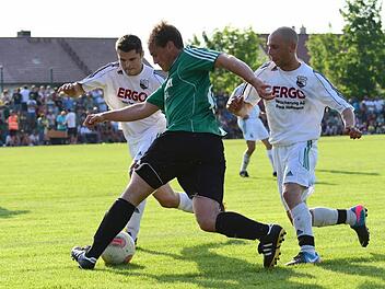 Im Teamwork verteidigt: Waldbergs Jan Pistor (links) und Julian Raab stellen gemeinsam Bischofsheims Björn Kleinheinz. Foto: Anand Anders