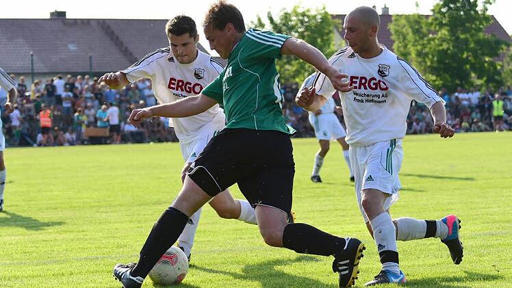 Im Teamwork verteidigt: Waldbergs Jan Pistor (links) und Julian Raab stellen gemeinsam Bischofsheims Björn Kleinheinz. Foto: Anand Anders