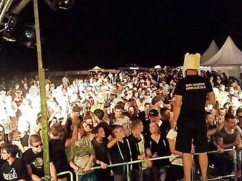 Der Besucherandrang vor der Bühne war groß. Die "Party im Nirgendwo" hat in der Nacht zum Sonntag viele ins Thurnauer Oberland gelockt. Fotos: privat