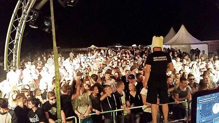 Der Besucherandrang vor der Bühne war groß. Die "Party im Nirgendwo" hat in der Nacht zum Sonntag viele ins Thurnauer Oberland gelockt. Fotos: privat