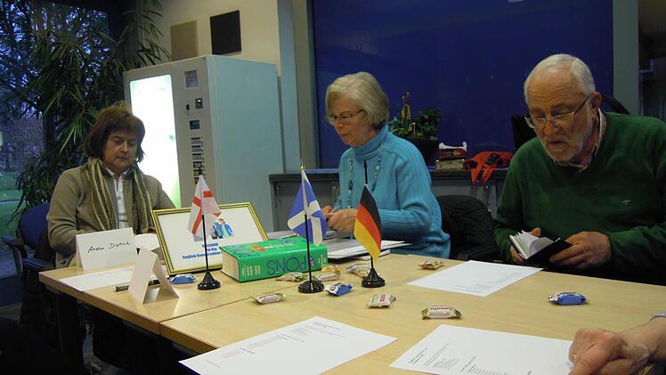 Gabriele Gerlach-Ehm (Mitte) stellt das heutige Gesprächsthema vor. Es geht um Vorsätze fürs neue Jahr. Foto: Julia Raab