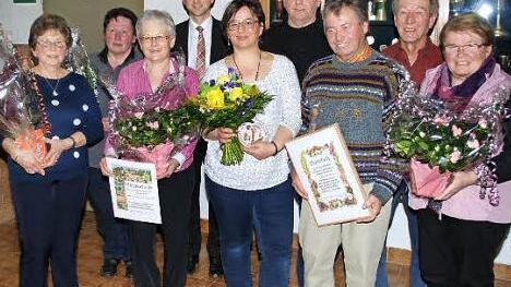 Der Reigen der Geehrten mit (von links) Gerda Rössler, Barbara Fischer, Elke Sanders, die die Urkunde für ihren Vater Christian Weihermüller entgegennahm, Zweitem Bürgermeister Robert Bosch, Astrid Schmidt, Horst Geier, Gerd-Hans Oehrlein, Vorsitzendem Herbert Laschinka und Gertrud Kellner. Fotos: Karl Klippel