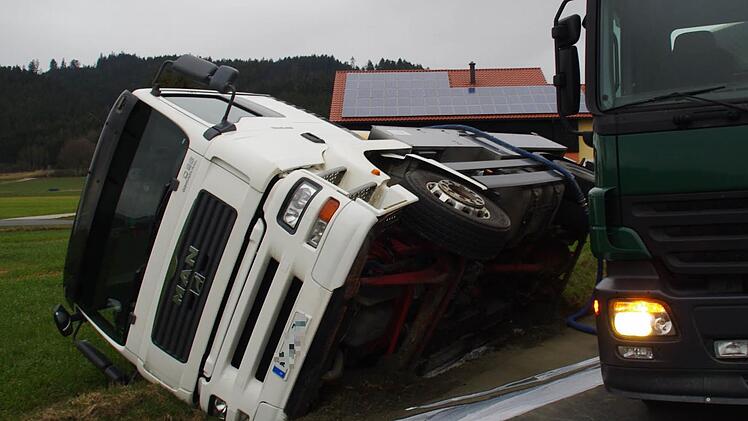 Bei Glosberg ist ein Milchtransporter in den Straßengraben gekippt. Foto: Marco Meißner