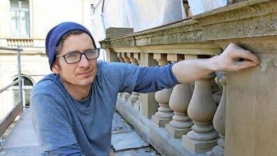 Steinmetz Georg Richter von der Firma Bennert aus Klettbach begutachtet den Balkon an der Vorderfront. Foto: Ralf Ruppert