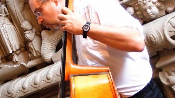 Impressioen von der Serenade mit dem Collegium musicum Coburg in der Schlosskirche Ahorn. Am Kontrabass: Markus May.Foto: Jochen Berger