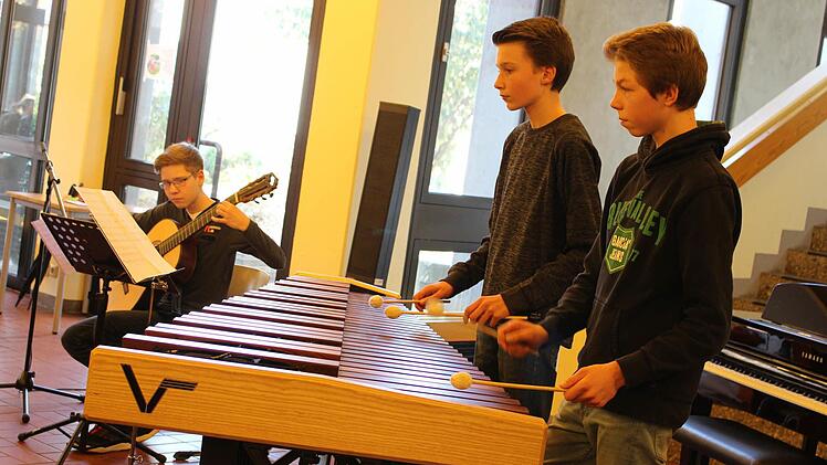 Marcel Schuberth an der Gitarre sowie Maximilian Daum und Philipp Gundermann am Marimbaphon. Foto: Lisa Kieslinger