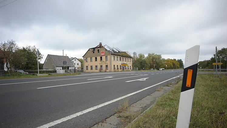Das ehemalige Gasthaus Schwarze Pfütze ist im Gutachten nur mit einem symbolischen Verkehrswert von einem Euro angesetzt. Der Anwalt, der im Auftrag des Gläubigers die Zwangsversteigerung betreibt, geht aber von einem nicht unbeträchtlichen fünfstelligen Betrag bei der Versteigerung aus. Foto: Siegfried Farkas
