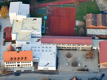 Am Zapfendorfer Schulhaus soll der B-Bau (längliches Gebäude in der Mitte) saniert werden. Denkbar wäre die Unterbringung einer Mensa und einer Hortbetreuung im Erdgeschoss sowie einem Hort und Räumen für die offene Ganztagsschule im Obergeschoss.  Foto: Ronald Rinklef