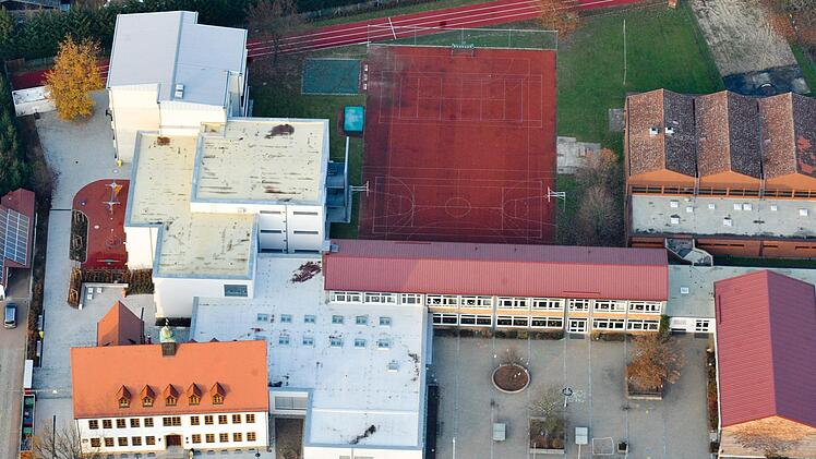 Am Zapfendorfer Schulhaus soll der B-Bau (längliches Gebäude in der Mitte) saniert werden. Denkbar wäre die Unterbringung einer Mensa und einer Hortbetreuung im Erdgeschoss sowie einem Hort und Räumen für die offene Ganztagsschule im Obergeschoss.  Foto: Ronald Rinklef